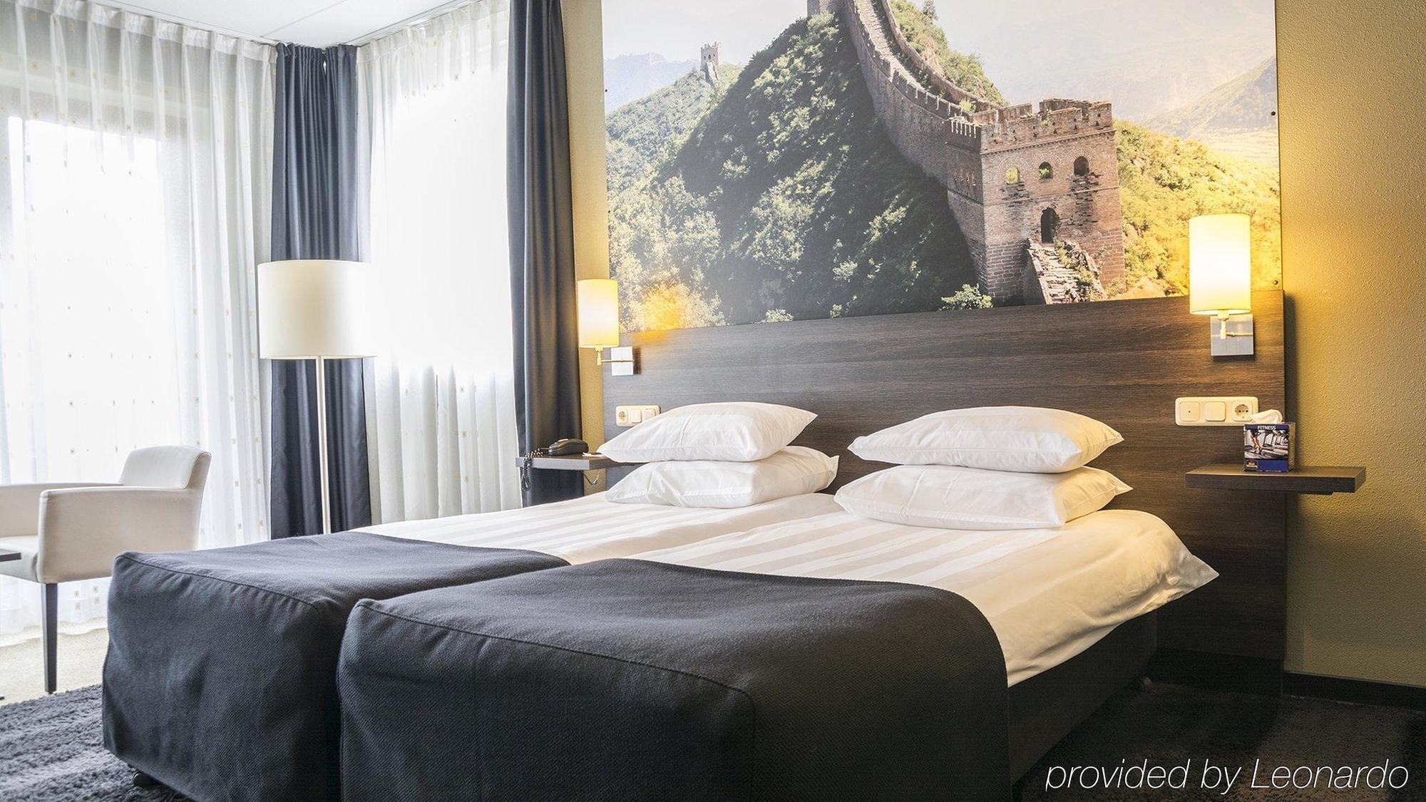 Hotel De Naaldhof Oss Bagian luar foto